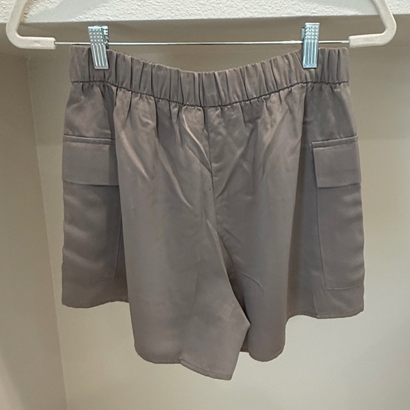 NWT Abercrombie & Fitch Beige Lounge Collection Satin Cargo Shorts (Size S) - Picture 4 of 8